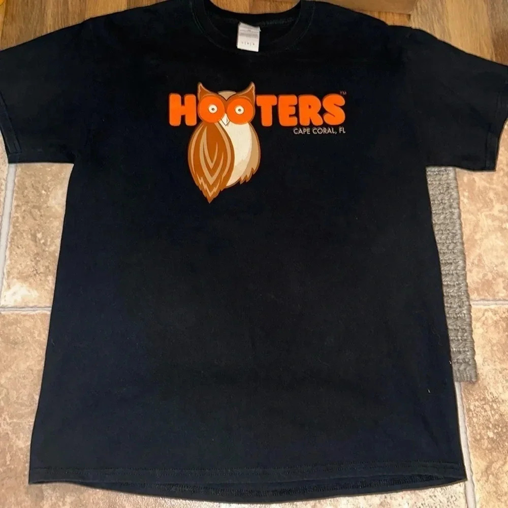 HOOTER’S Cape Coral, FL Black Short Sleeve t-shirt SIZE LARGE Gildan
